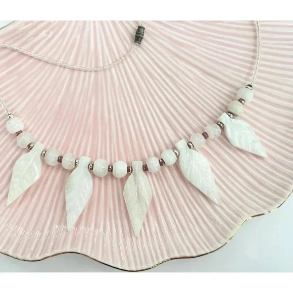 Vintage Jewelry - Mother of Pearl Foliage | Leaf Shaped Vintage Retro Beaded Necklace - 16.5"